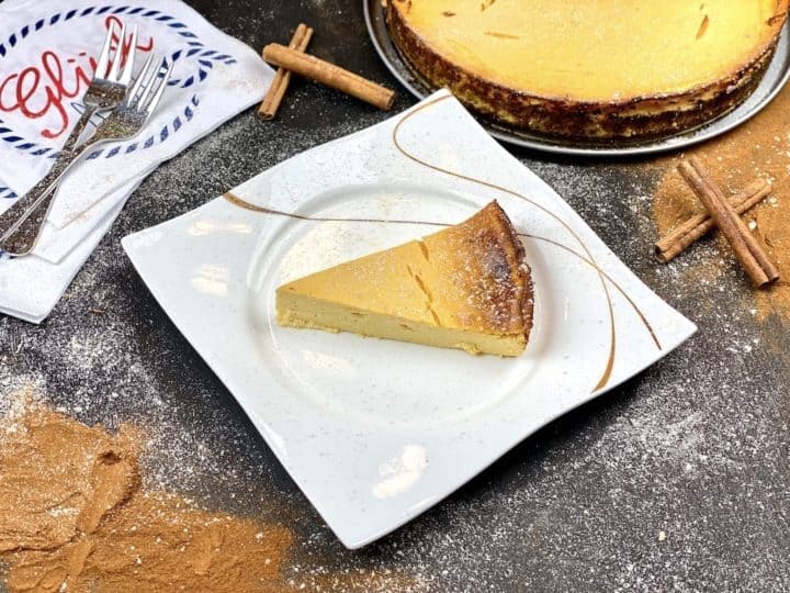 Su%CC%88%C3%9Fkartoffel ka%CC%88sekuchen gesunder ka%CC%88sekuchen Süßkartoffel Käsekuchen auf einem weißen Teller mit Zimt