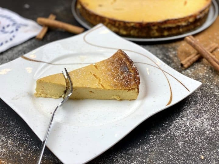 Ein Stück Käsekuchen mit Gabel auf einem Teller