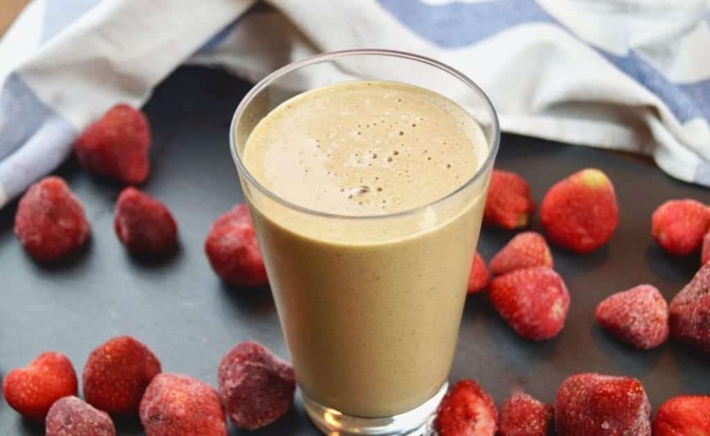 Rote Vitaminbombe - Gesunder Erdbeer Smoothie 🍓