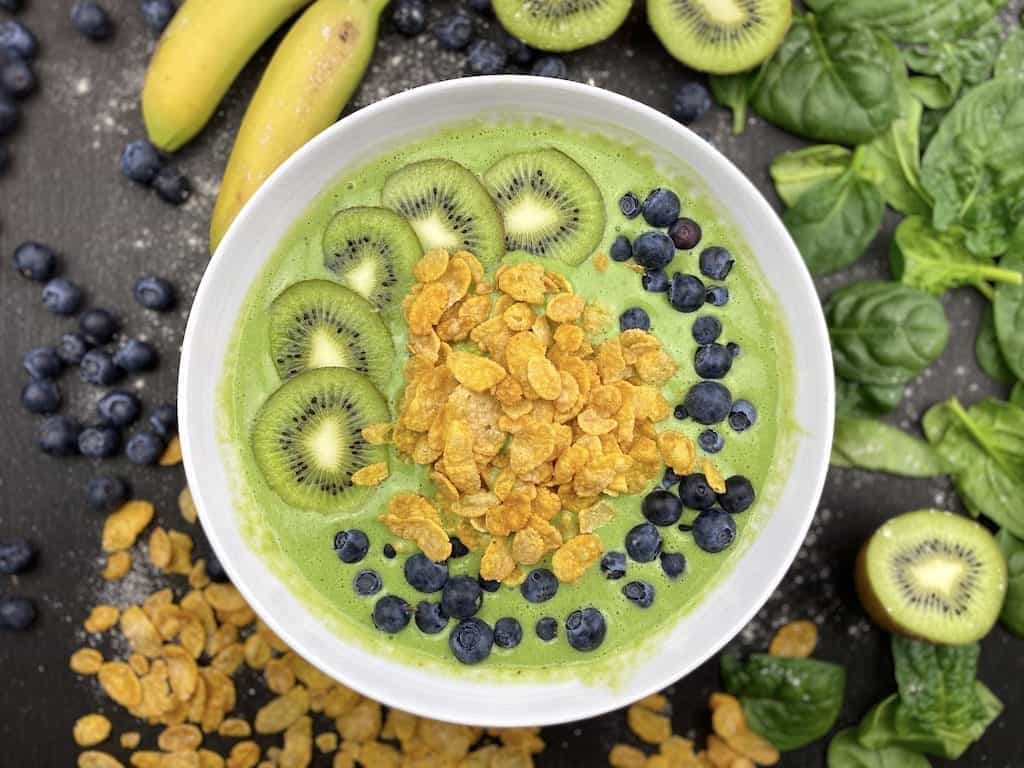 Smoothie Bowl mit Kiwi, Beeren und Cornflakes