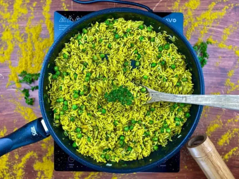 Curry-Reispfanne mit Erbsen