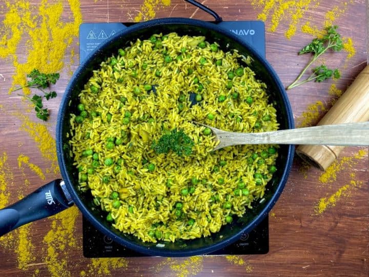 Vegetarische Reispfanne mit Erbsen