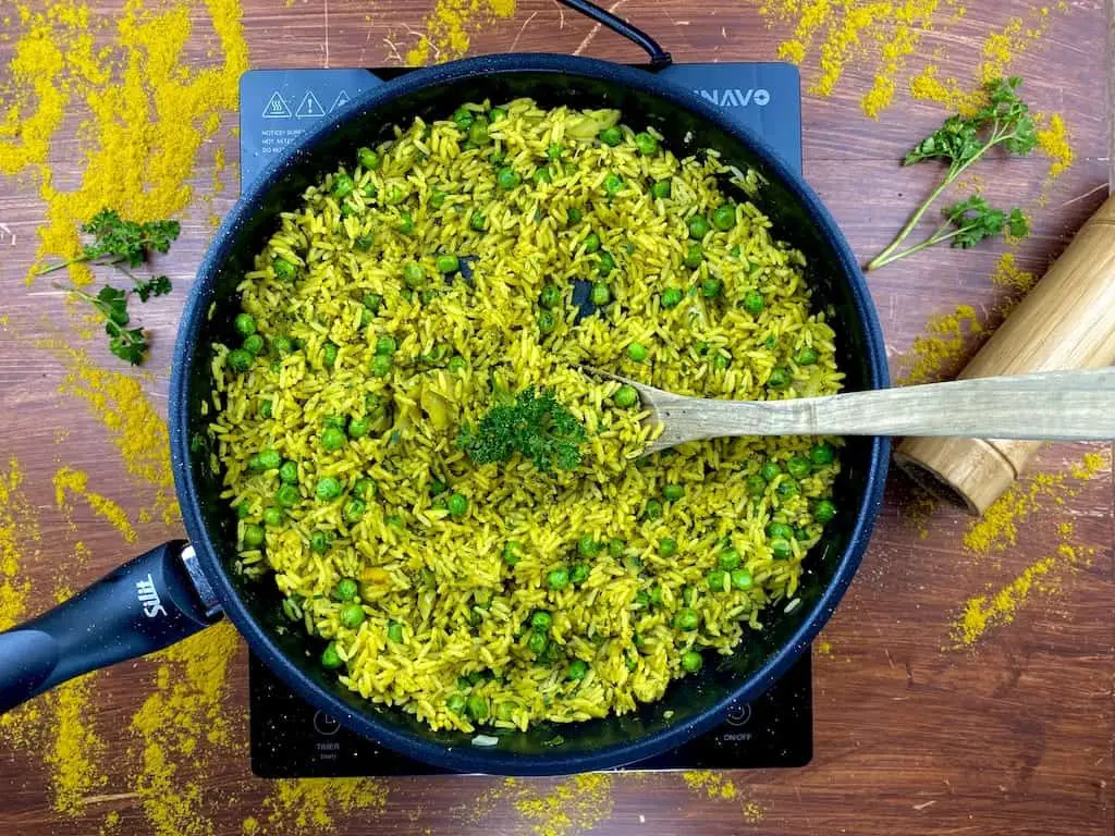 Vegetarische Reispfanne: Curry Reispfanne mit Erbsen 😋