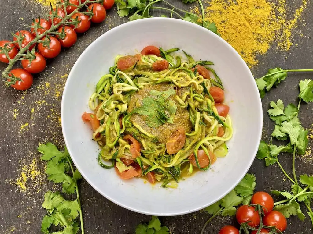 Low-Carb Zoodles in Curry-Tomatensauce