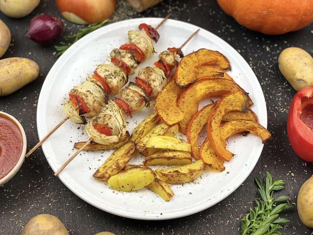 Kürbis mit Kartoffeln und Pute-spießen