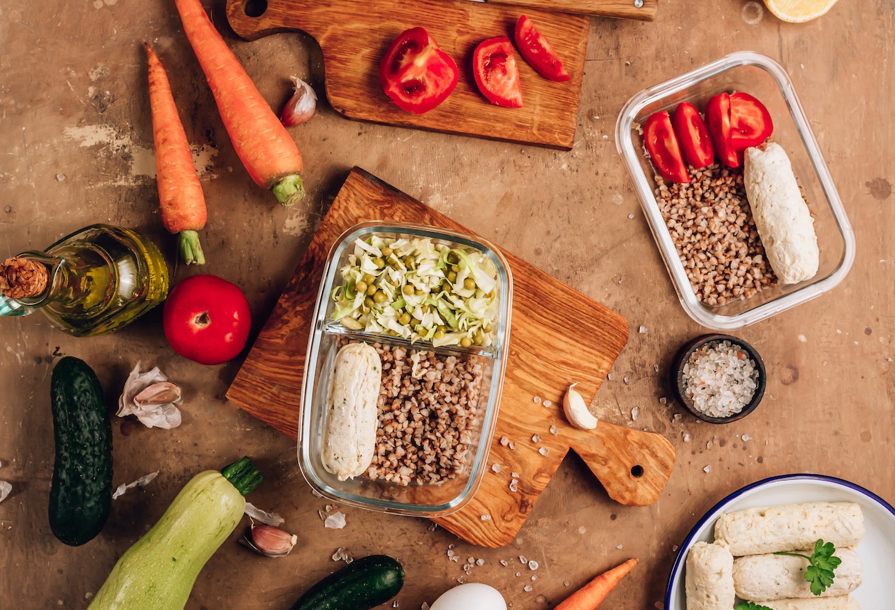 Meal Prep Vorbereitungen mit Fous auf Haltbarkeit