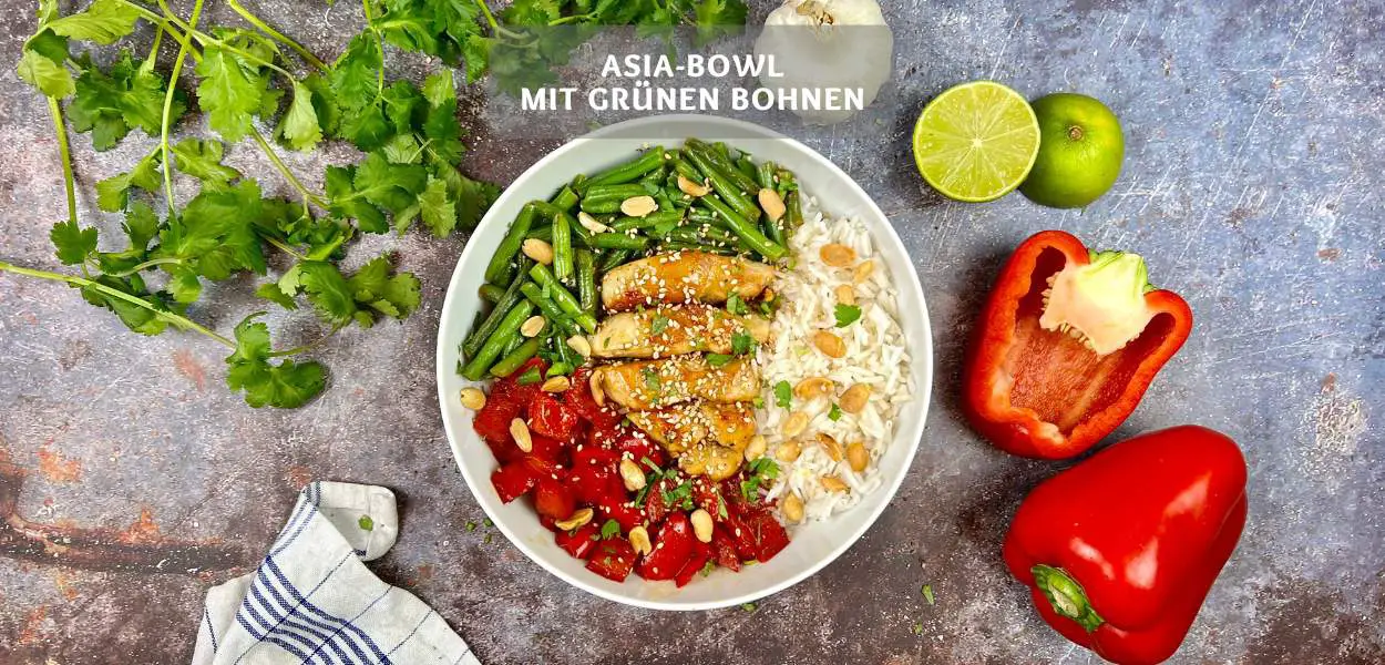Reis mit grünen Bohnen, Paprika und Hähnchen – Asia-Bowl