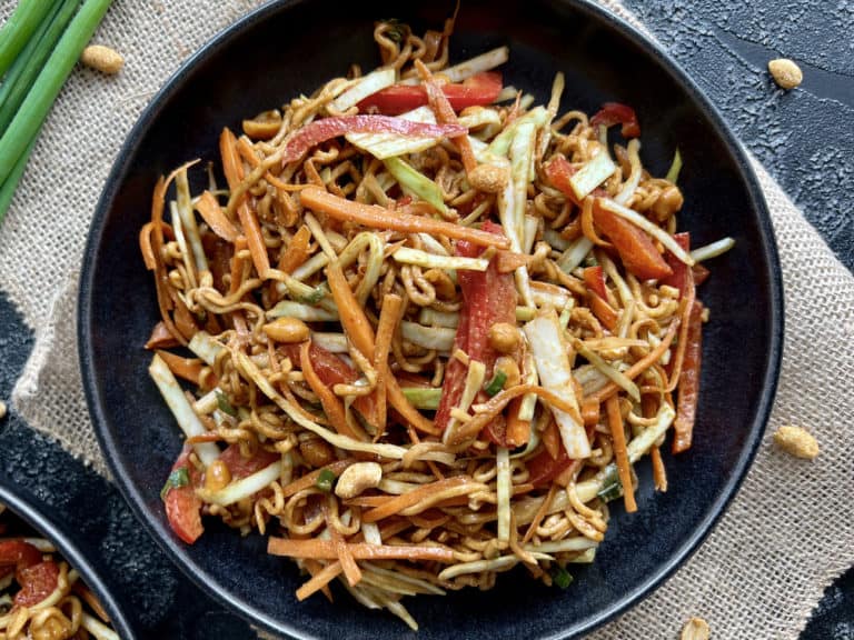 Asiatischer Mie-Nudelsalat mit Erdnusssauce und Gemüe