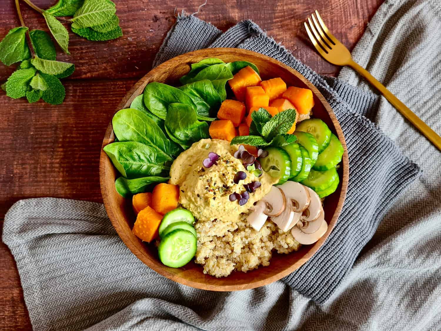 Bunte Bowl mit Kokos-Zitronen-Quinoa und Hummus