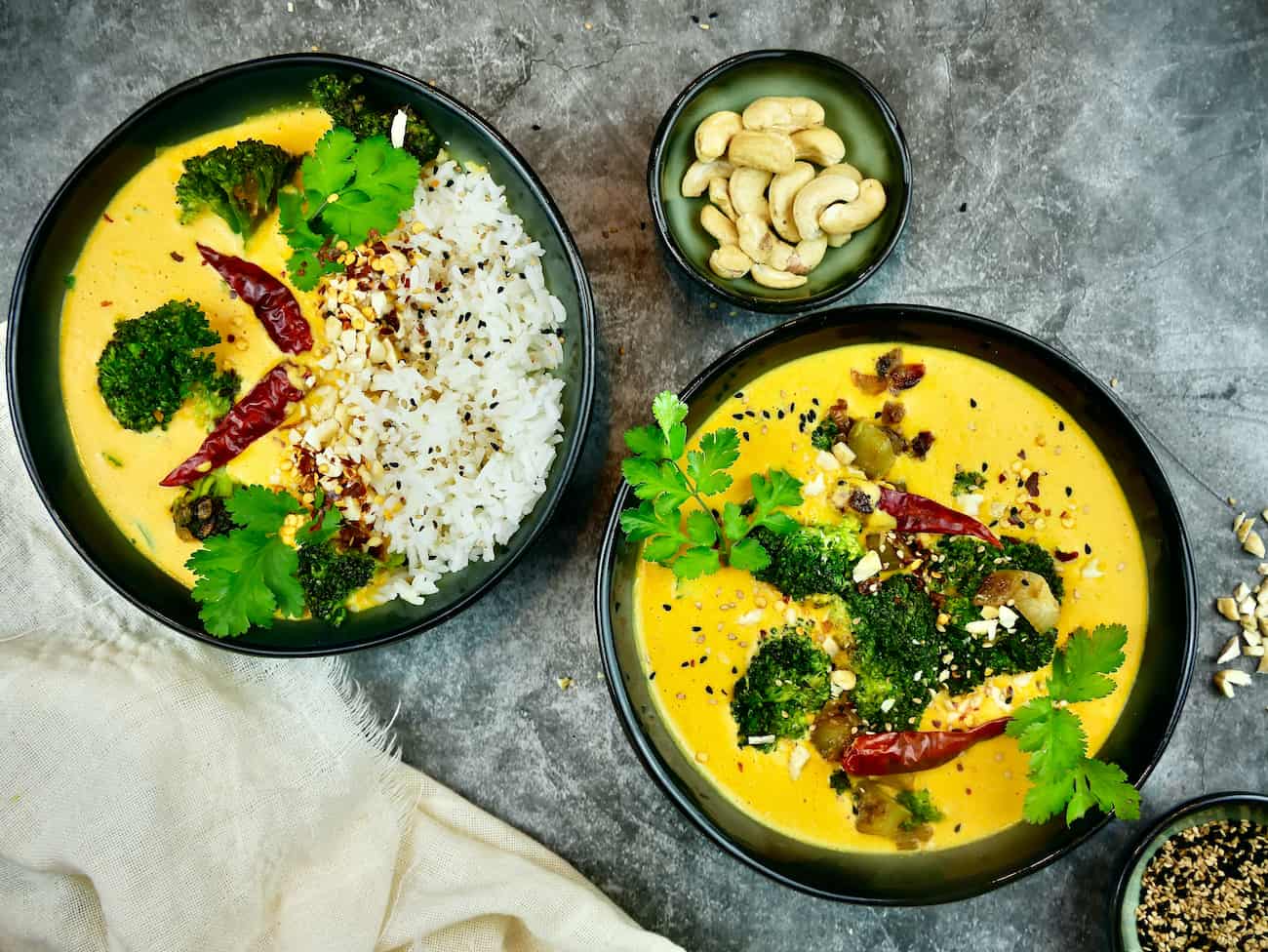 Cashew-Kokos-Curry mit Brokkoli und Reis