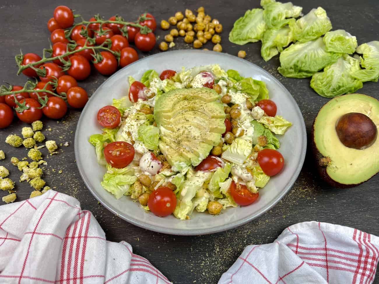 Caesar Salad mit Kichererbsen und Avocado