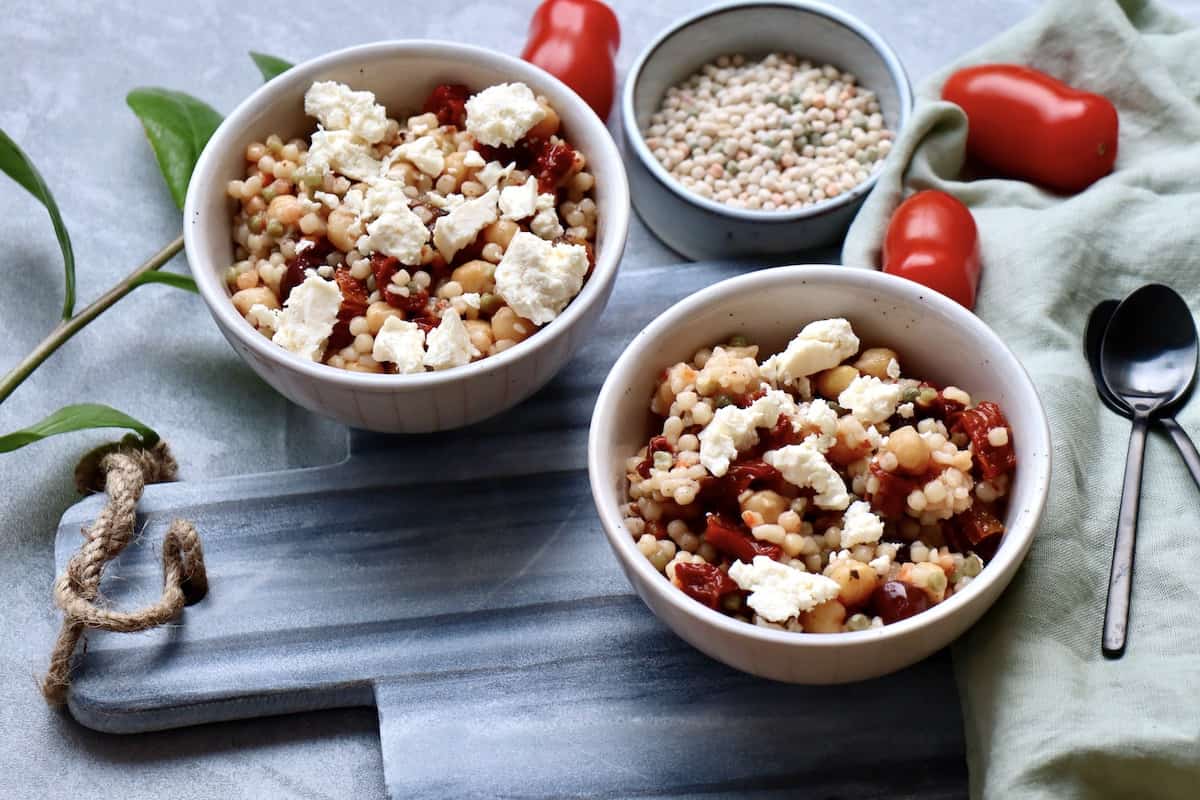 Riesen Couscous in einer Schüssel mit Tomaten, Oliven und Fetajpg