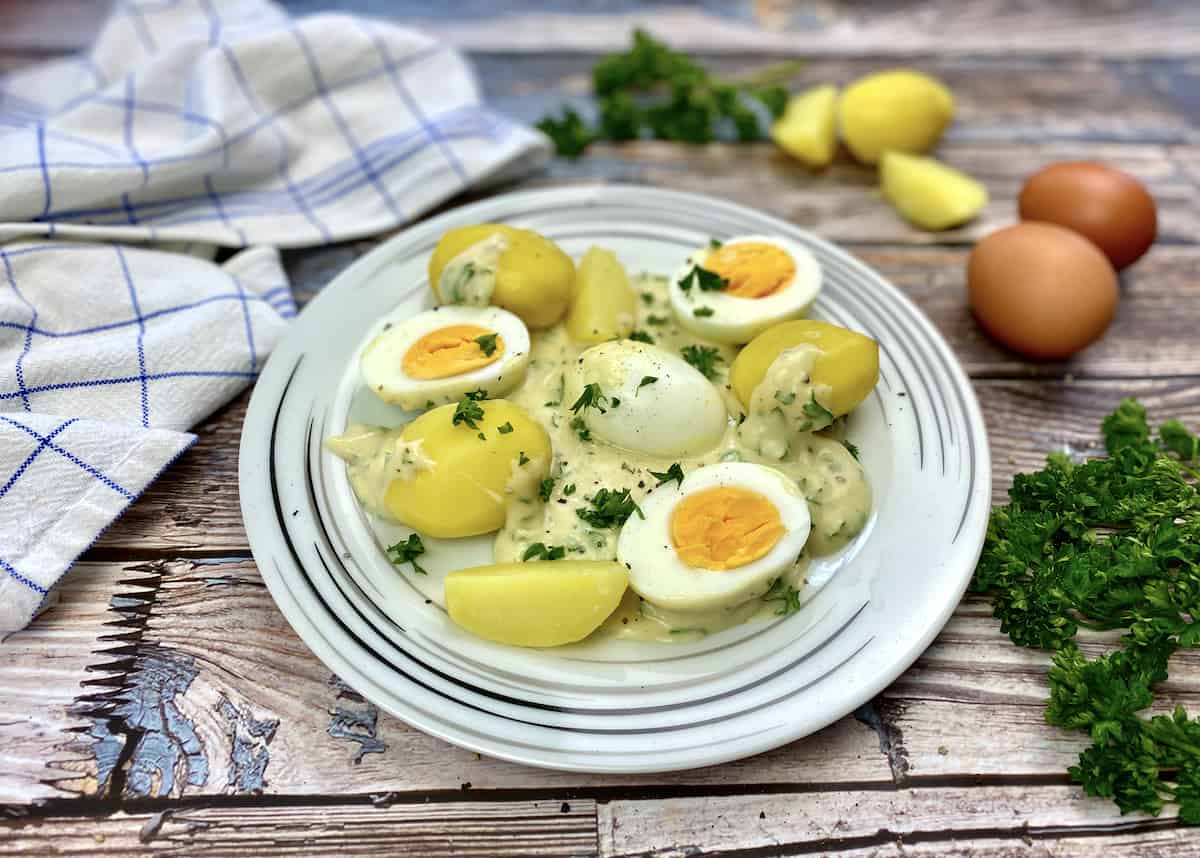 Eier in Senfsoße mit Petersilie und Kartoffeln
