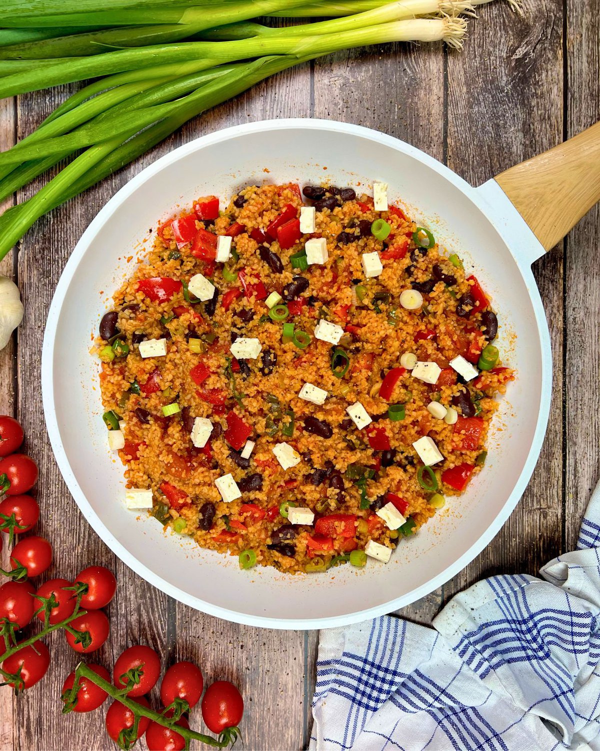 Einfache Bulgurpfanne mit Feta und Gemüse