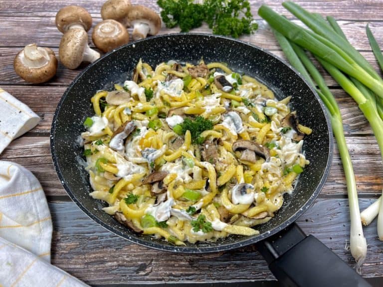 Cremige Spätzlepfanne mit Champignons