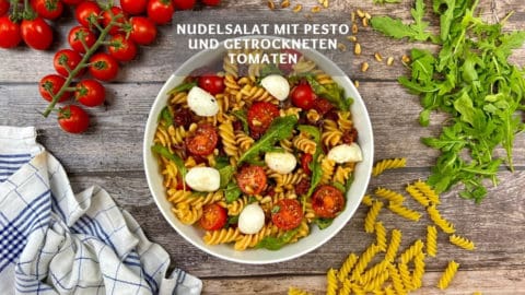 Nudelsalat mit Pesto und getrockneten Tomaten