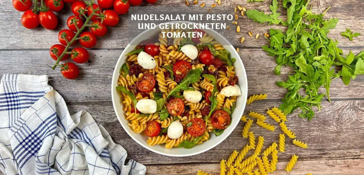 Nudelsalat mit Pesto und getrockneten Tomaten