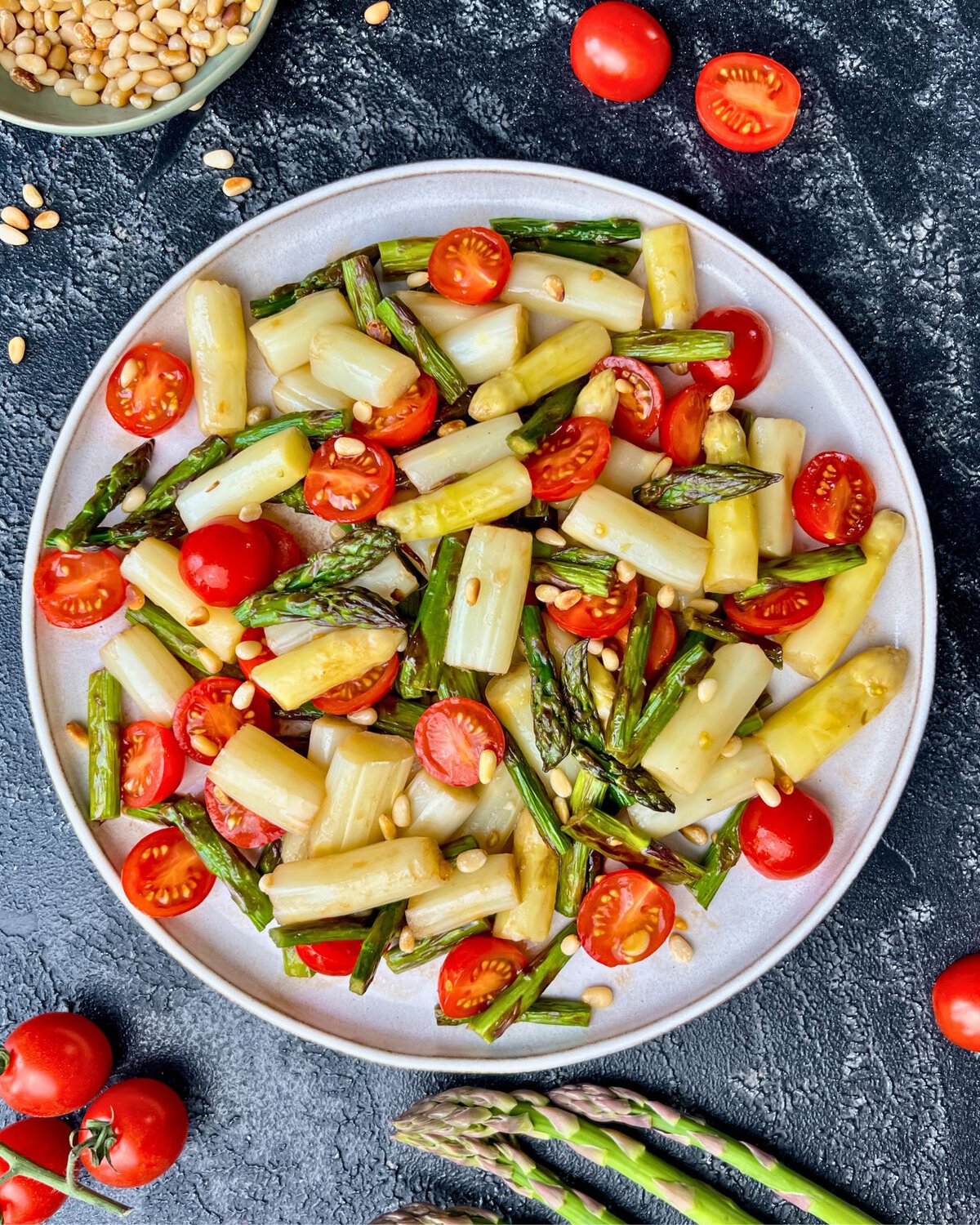 Einfacher Spargelsalat mit Tomaten und Pinienkerne