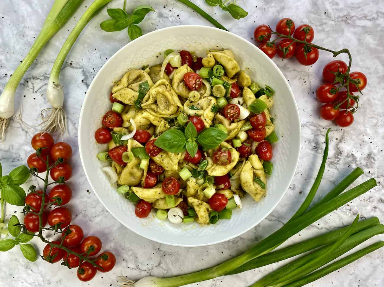 Einfacher Tortellinisalat mit Pesto und Tomaten