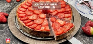 Erdbeer Fitness Käsekuchen Rezept - Gesunder Erdbeer Skyrkuchen