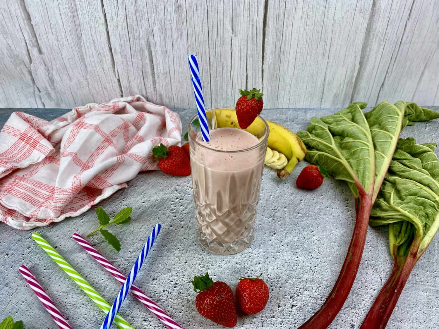 Leichter Erdbeer-Rhabarber Smoothie - Erfrischender Smoothie