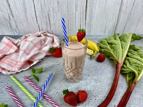 Leichter Erdbeer-Rhabarber Smoothie - Erfrischender Smoothie