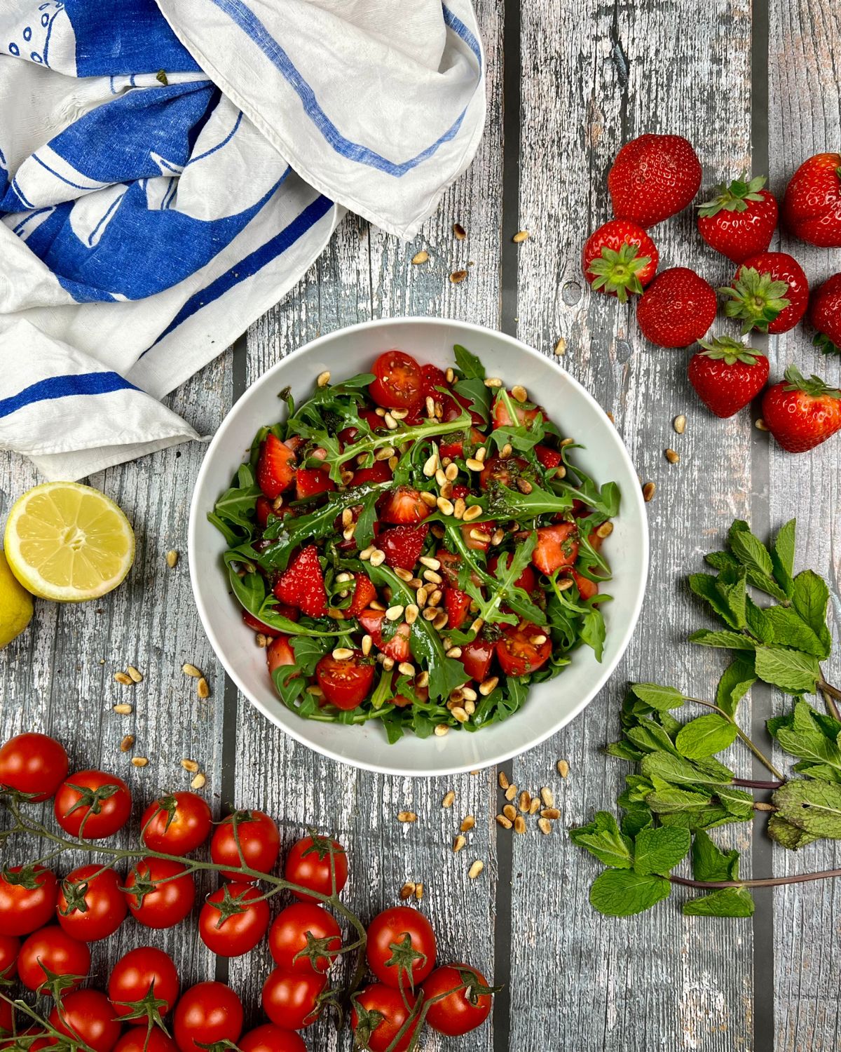 Erdbeer-Rucola-Salat – fruchtiger geht es kaum