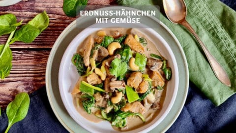 Erdnuss-Hähnchen mit Spinat und Pilzen - Leichtes Wok-Gericht