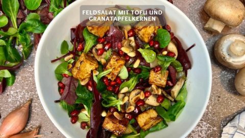 Feldsalat mit Tofu und Granatapfelkernen - Leichtes Feldsalat Rezept