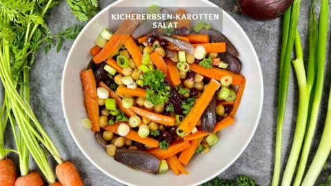 Fruchtiger Kichererbsen-Karotten-Salat mit Granatapfelkernen