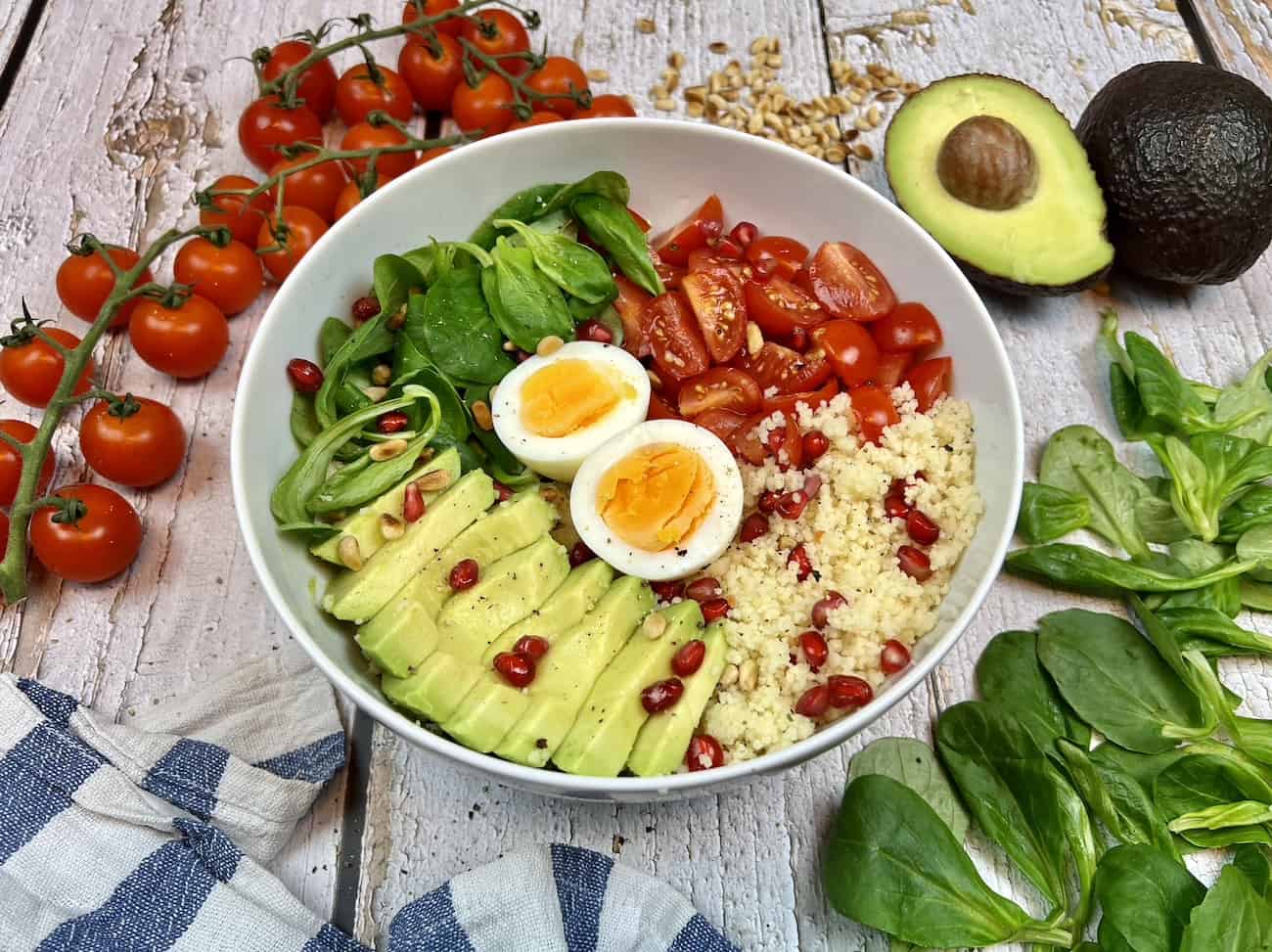 Gesunde Couscous-Bowl mit Avocado und Ei