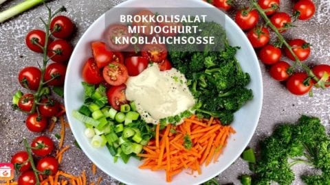 Gesunder-Brokkolisalat-mit-Joghurt-Knoblauchsosse-Schnelles-Brokkoli-Rezept