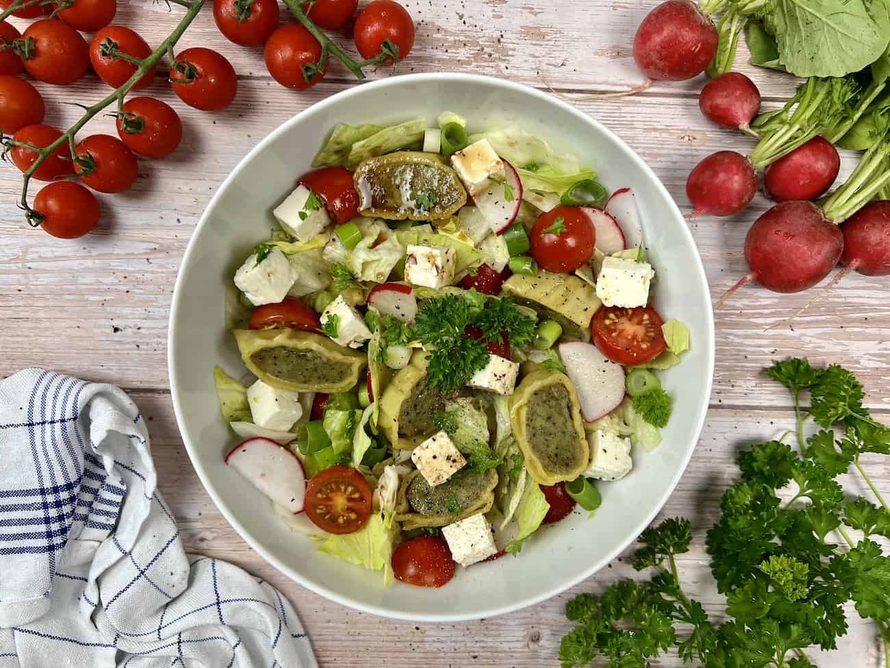 Gesunder Maultaschen-Salat mit Feta