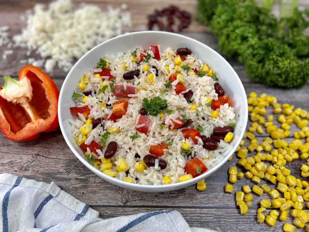 Gesunder Salat aus Reis und Gemüse
