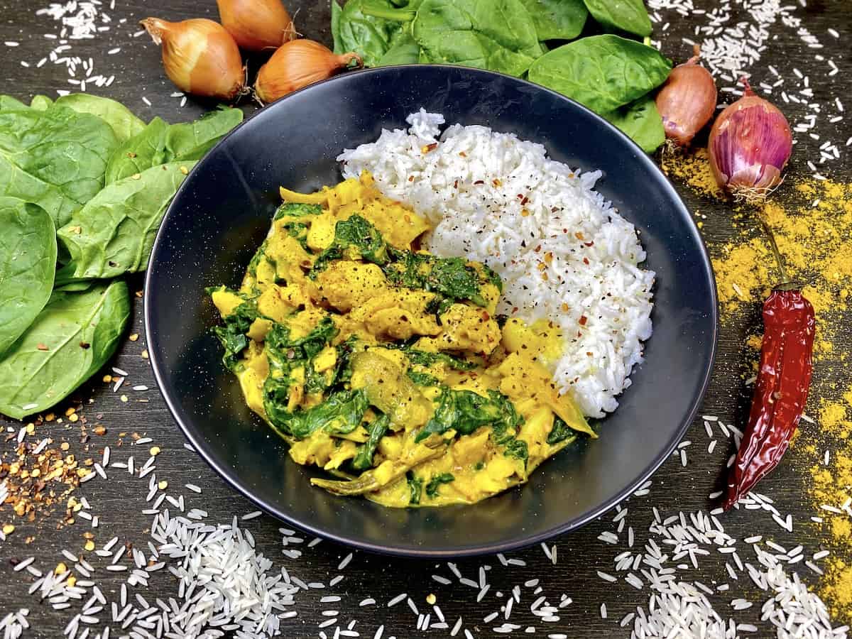 Gesundes Curry mit Reis und Spinat
