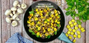 Herbstliche Gnocchi-Pfanne mit Feldsalat, Champignons und Pinienkernen