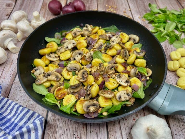 Herbstliche Gnocchi-Pfanne mit Feldsalat, Champignons