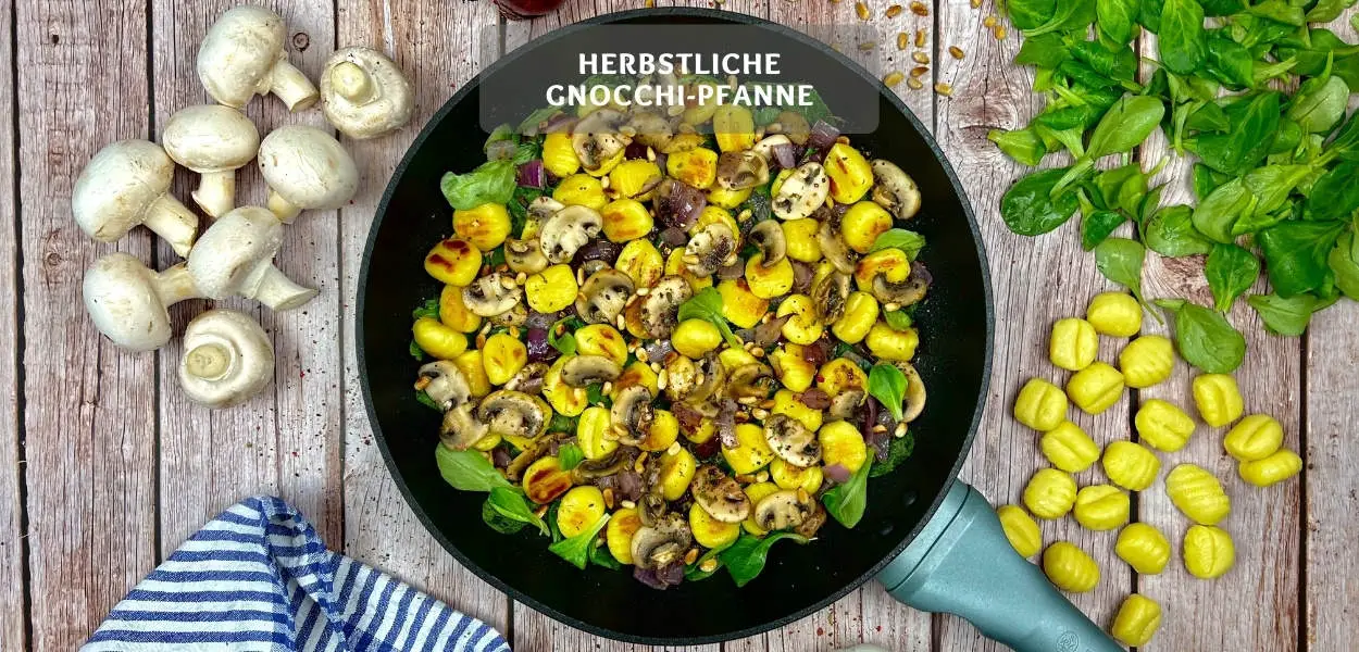 Herbstliche Gnocchi-Pfanne mit Feldsalat, Champignons und Pinienkernen