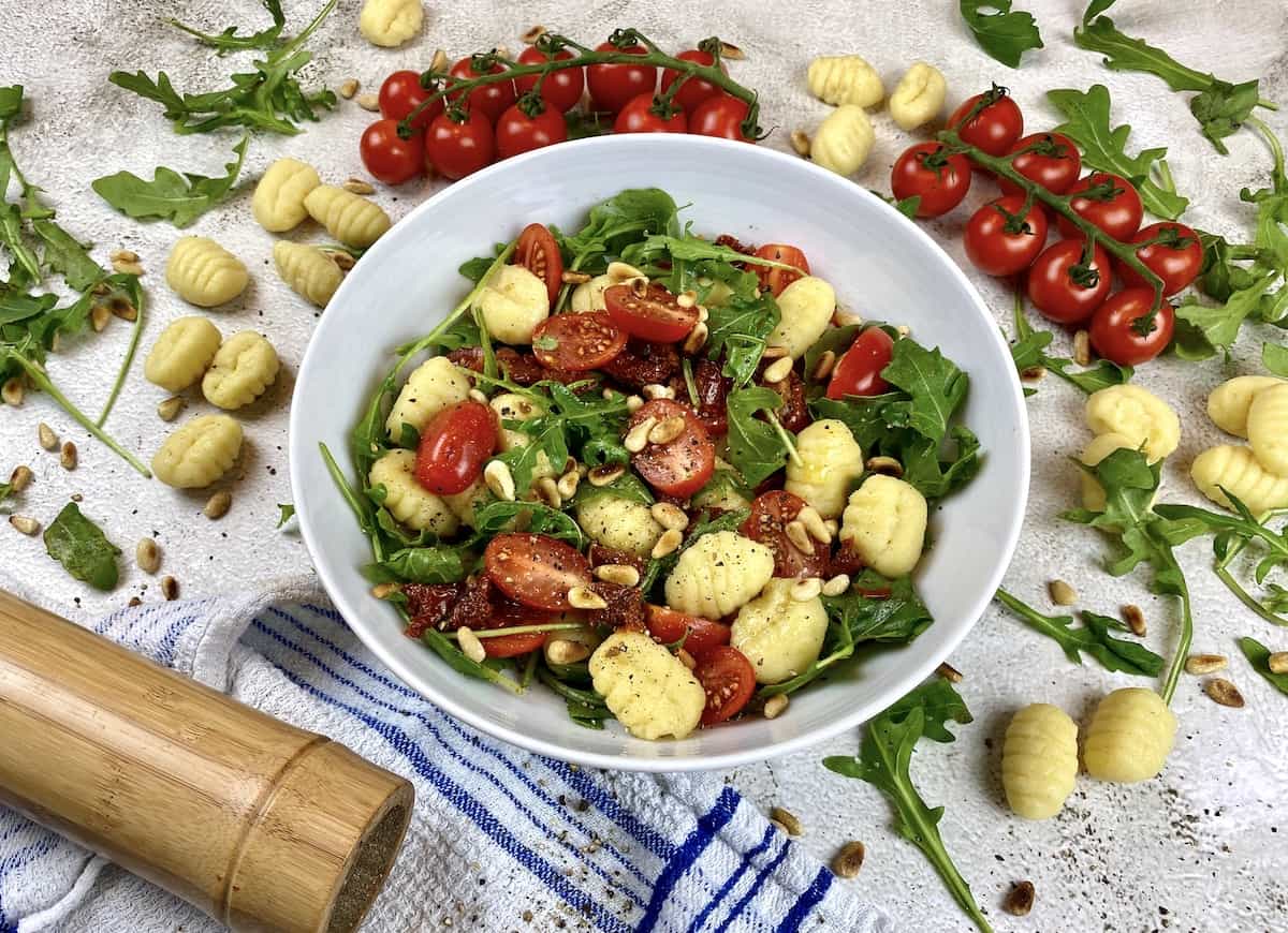 Warmer Gnocchi-Salat - Gnocchis mit Tomaten und Rucola