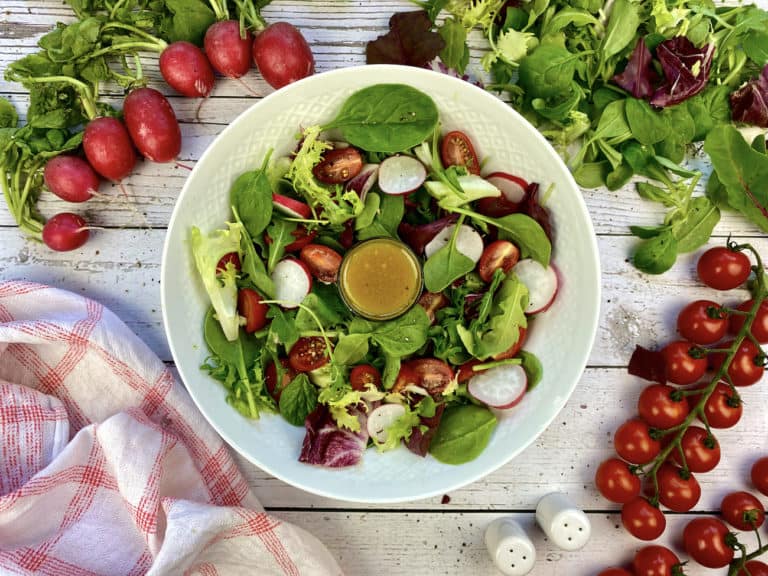 Grüner Salat mit Honig-Senf-Dressing