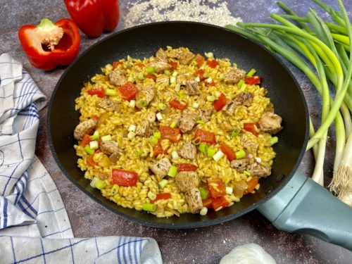 Hähnchen-Reis-Pfanne mit Curry und Paprika