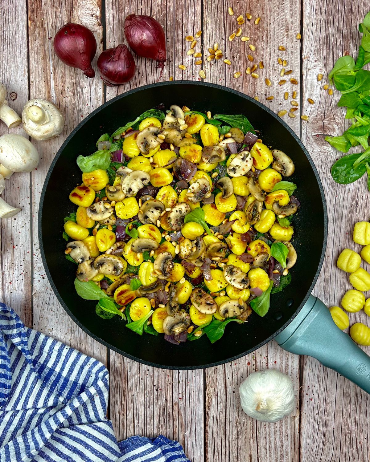 Herbstliche Gnocchi-Pfanne mit Feldsalat, Champignons und Pinienkernen