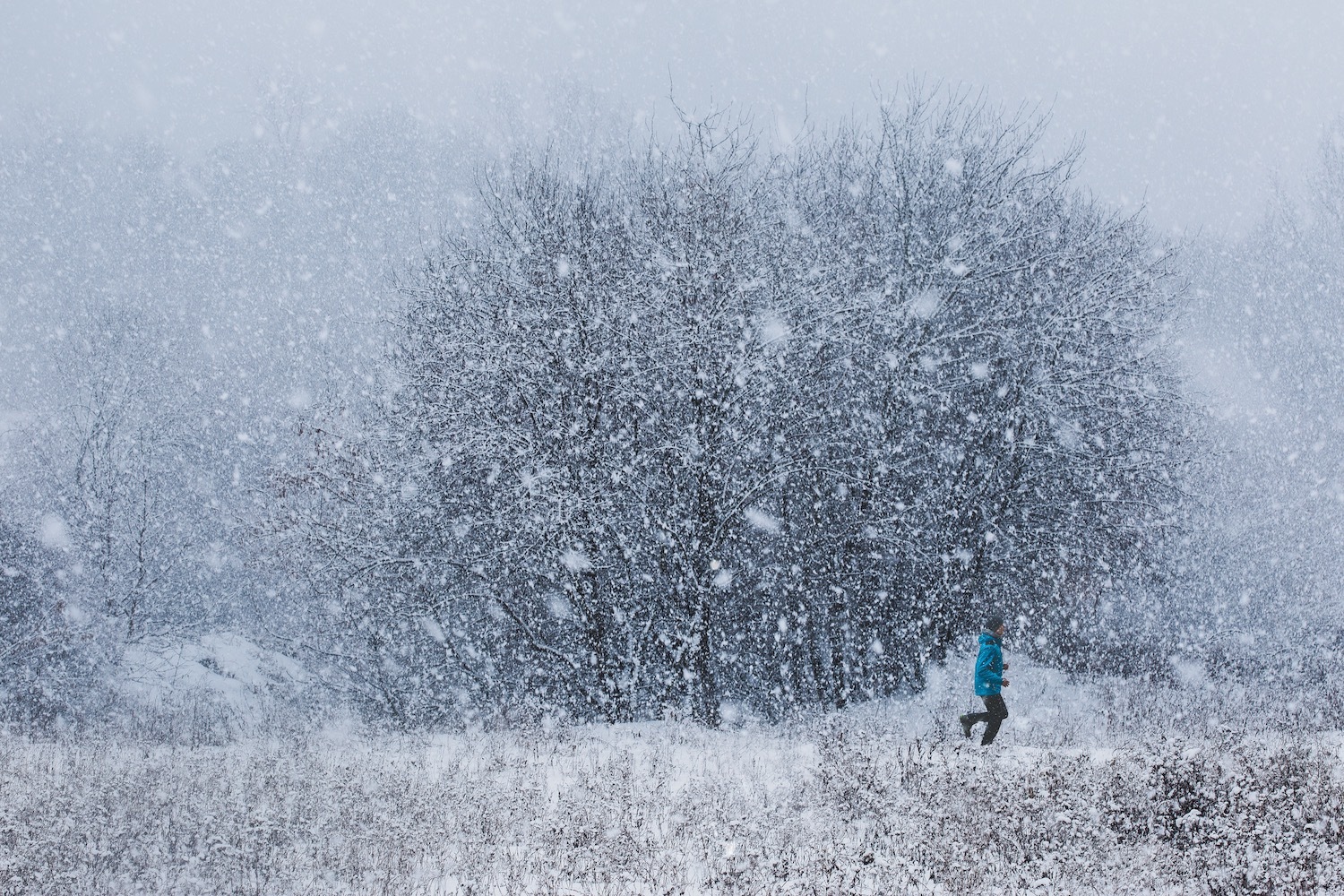 Joggende Person bei viel Schnee im Winter