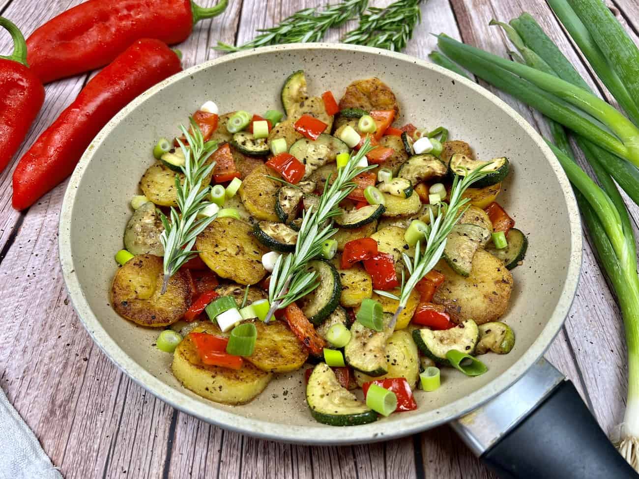 Kartoffel-Zucchini-Pfanne mit Gemüse