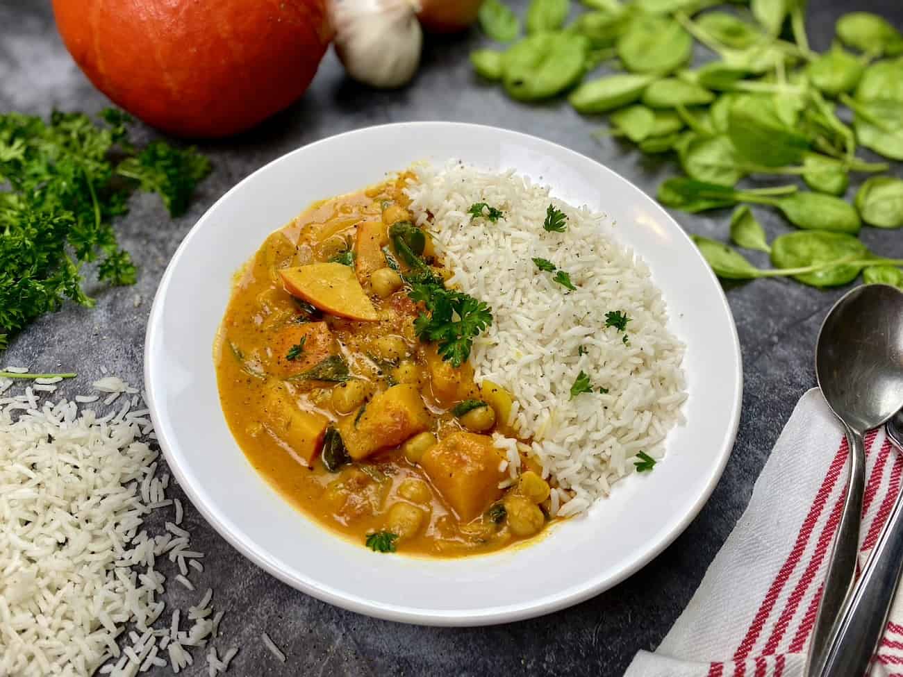 Kichererbsen-Kürbis-Curry mit Reis und Spinat