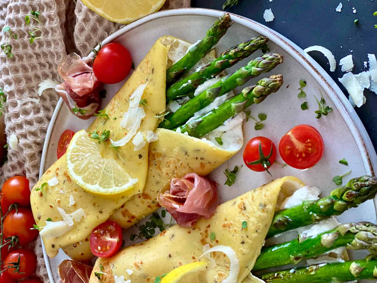 Kräuterpfannkuchen gefüllt mit grünem Spargel, Ricottacreme und Parmaschinken