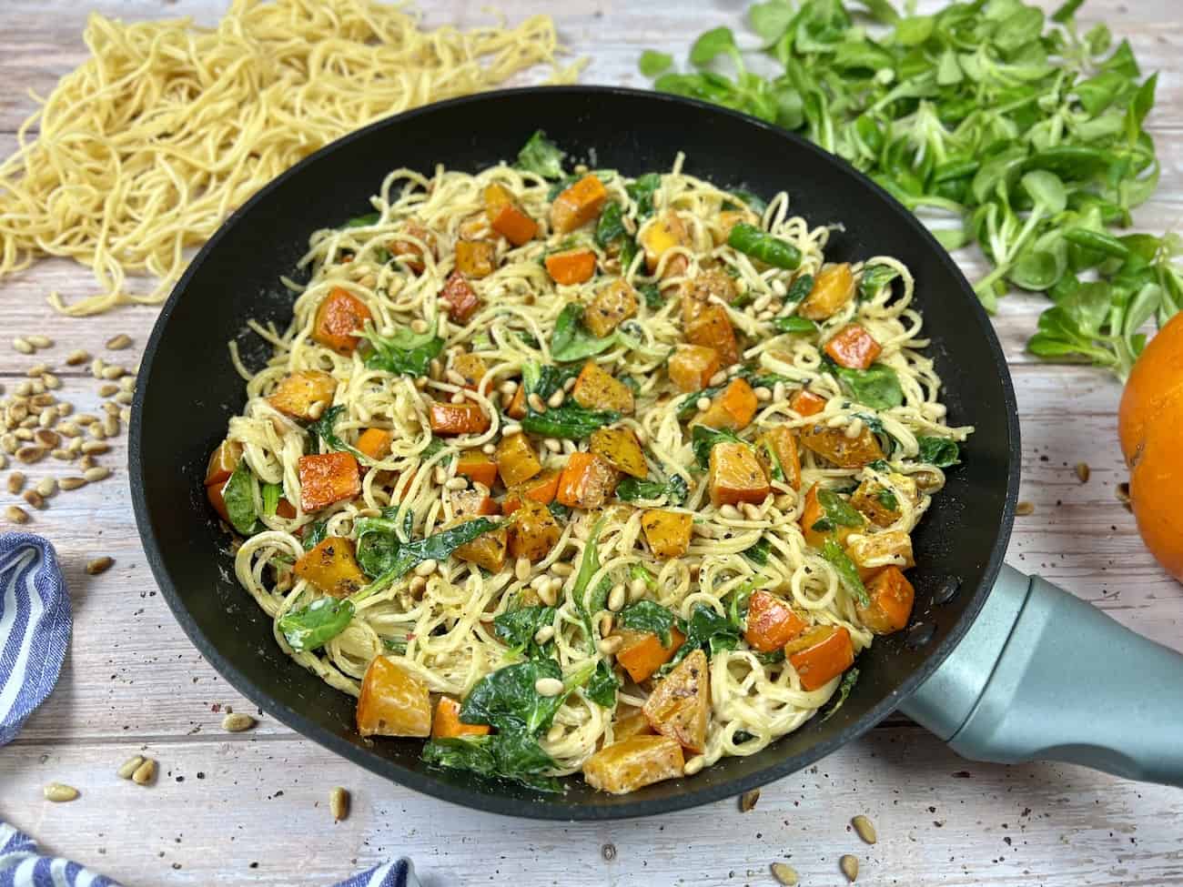 Kürbis-Spaghetti Pfanne mit Feldsalat und Pinienkernen