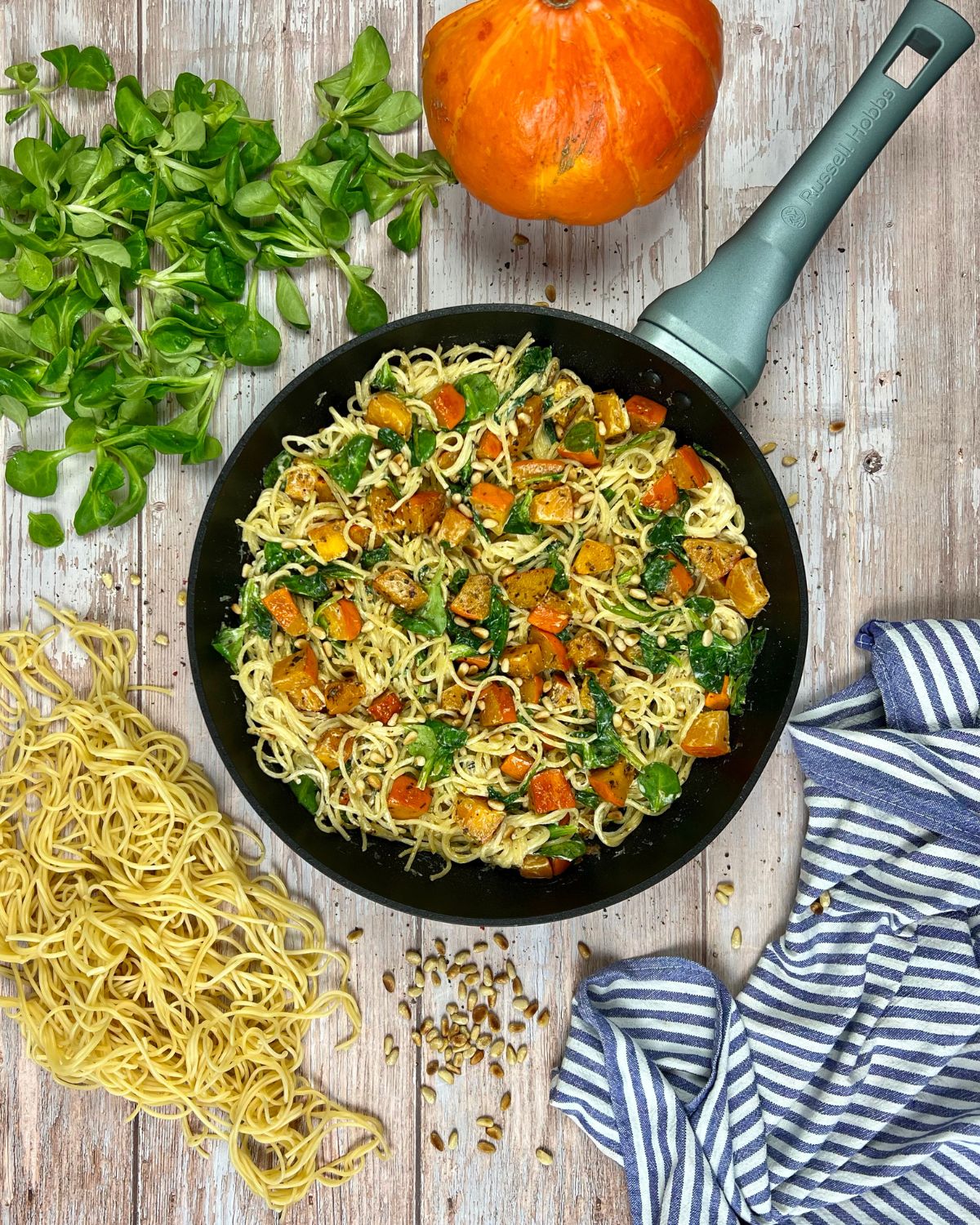 Kürbis-Spaghetti-Pfanne mit Feldsalat und Pinienkernen