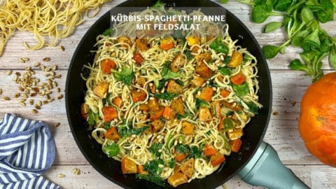 Kürbis-Spaghetti-Pfanne mit Feldsalat und Pinienkernen
