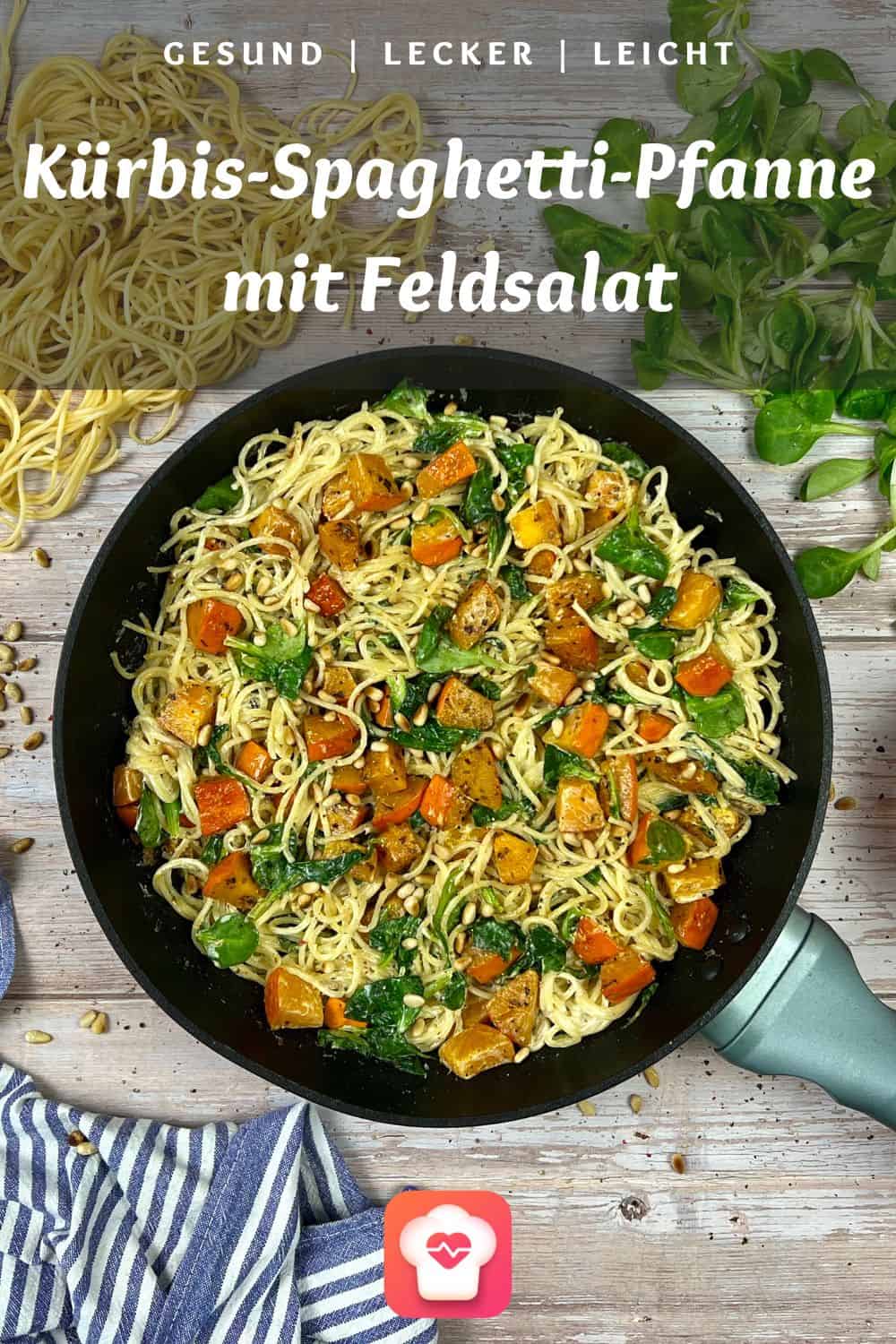 Kürbis-Spaghetti-Pfanne mit Feldsalat und Pinienkernen